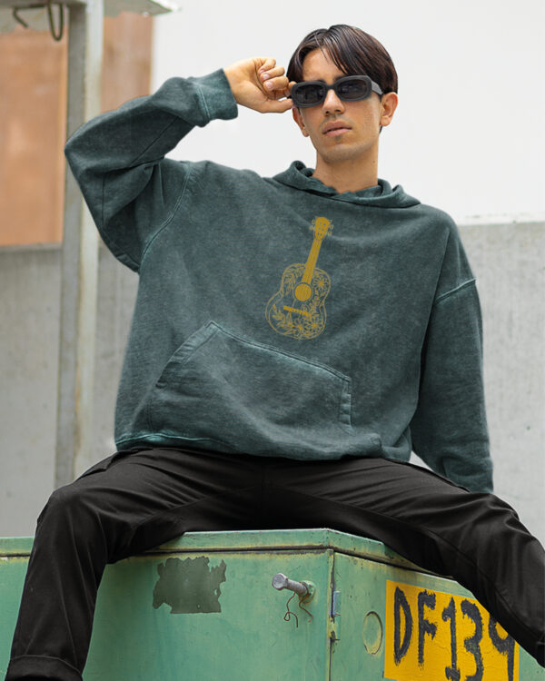 Bluza oversize z kapturem <br>Haft Gitary <br>Efekt sprania